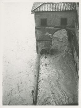 Loggia of the Vasari corridor in flood waters. 