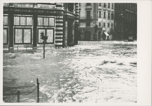 Piazza del Duomo during the flood
